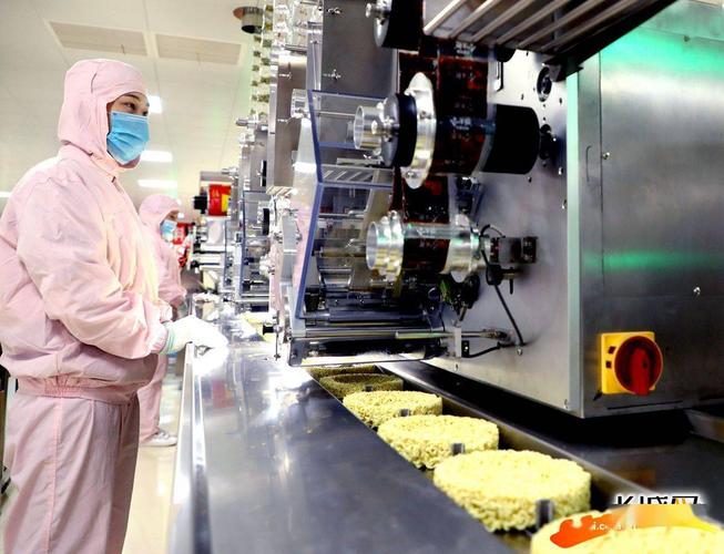 食品产业  在河北省隆尧县今麦郎集团饮品五厂仓库,员工将产品进行